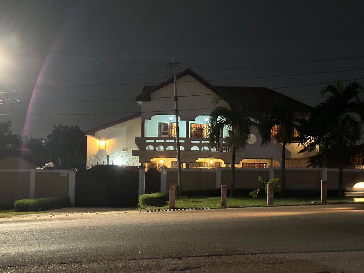 D Barfi Guesthouse, Excellent Location Кумаси Экстерьер фото