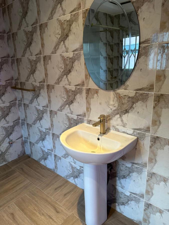D Barfi Guesthouse, Excellent Location Кумаси Экстерьер фото